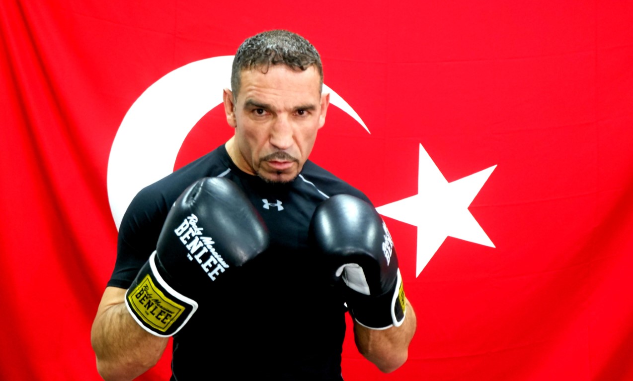 53 yaşındaki dünya şampiyonu Fırat Arslan’dan ringlere galibiyetle veda
