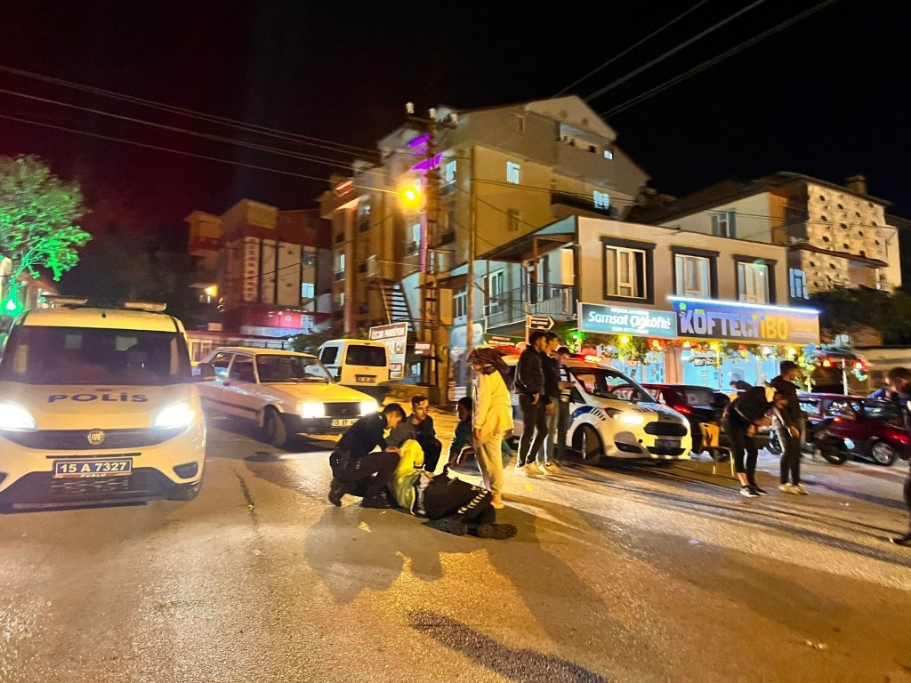 Uygulama noktasından kaçmaya çalışan sürücü dehşet saçtı: 2’si polis 4 yaralı