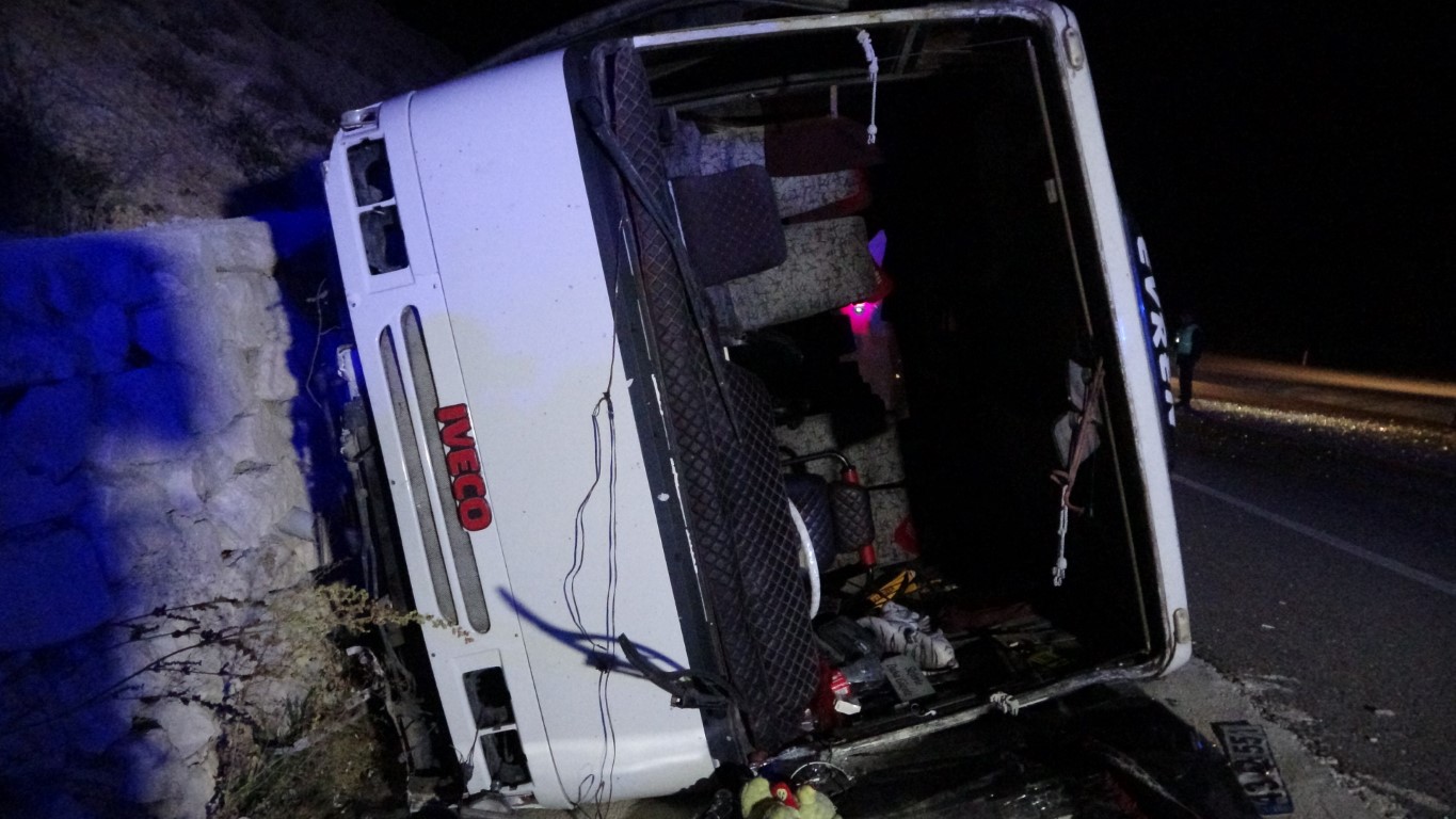 Uşak’ta iki işçi servisi çarpıştı: 28 yaralı