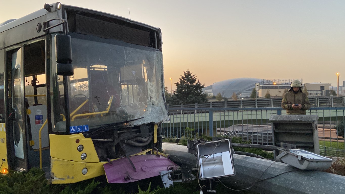 Bahçelievler’de İETT otobüsü aydınlatma direğine çarptı, devrilen direk hareket halindeki otomobilin