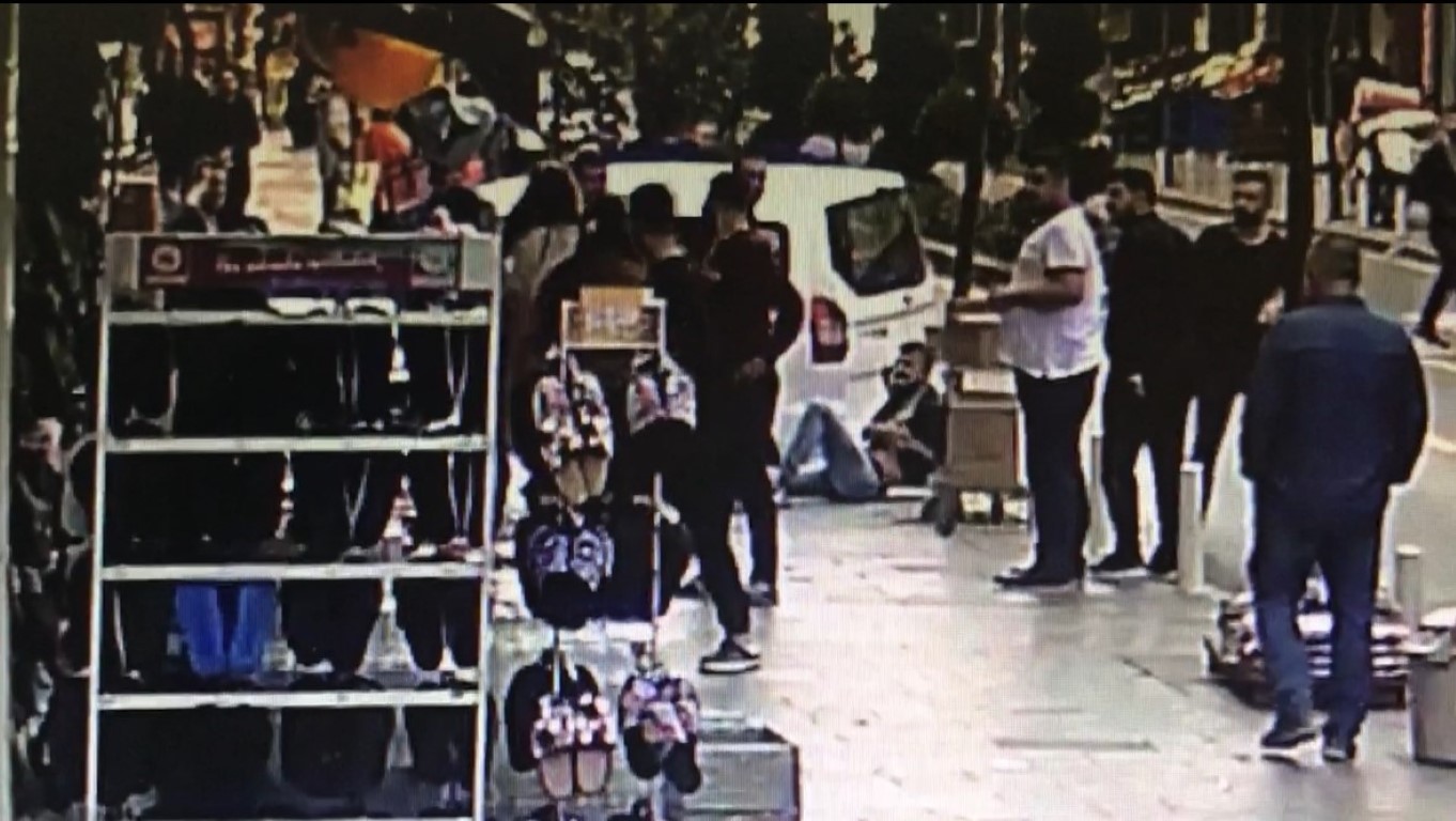 İstanbul’da bıçaklı eş dehşeti kamerada: Kocasını sokak ortasında göğsünden bıçakladı