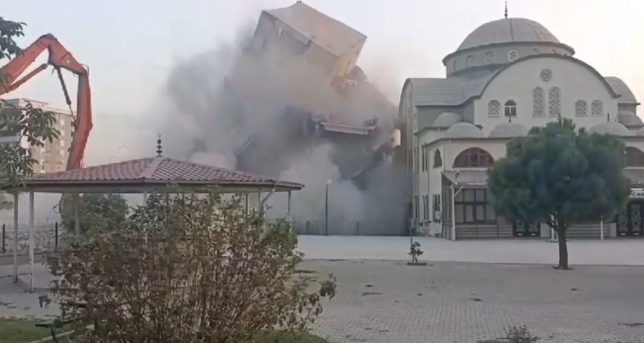 Ağır hasarlı bina, az hasarlı caminin üzerine yıkıldı