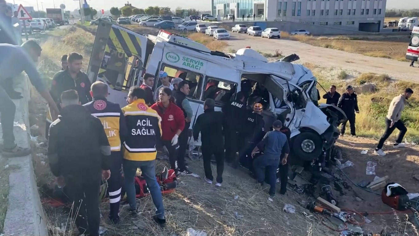 Işık ihlali yapan hayvan yüklü kamyonet servis minibüsü ile çarpıştı: 2 ölü, 19 yaralı