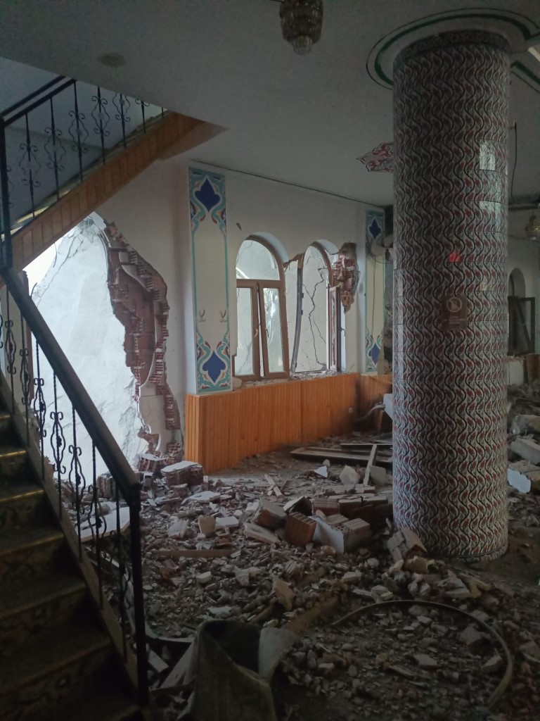 Ağır hasarlı bina, az hasarlı caminin üzerine yıkıldı