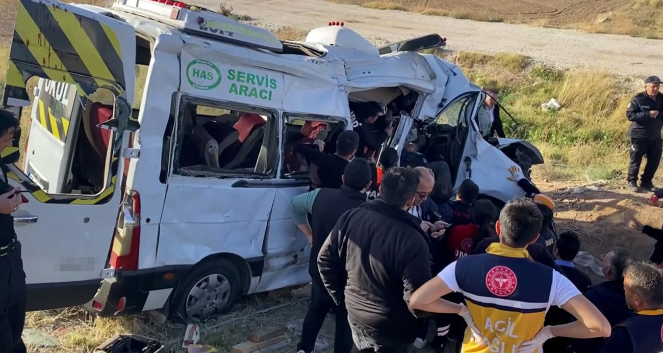 Işık ihlali yapan hayvan yüklü kamyonet servis minibüsü ile çarpıştı: 2 ölü, 19 yaralı