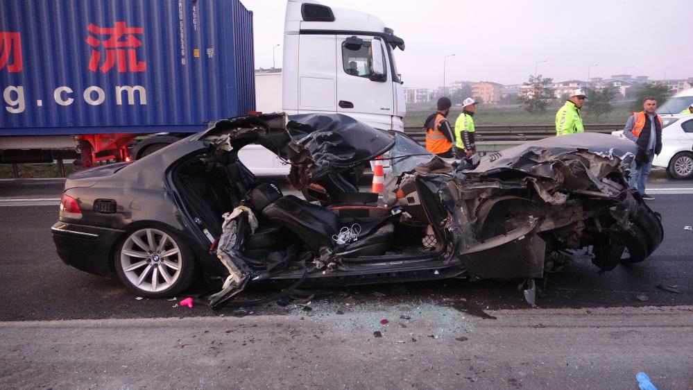 TEM’de kamyona çarpan lüks otomobil kağıt gibi ezildi: 1 ölü, 2 yaralı