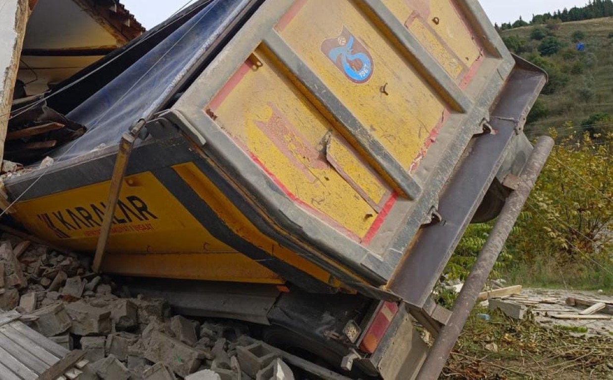 Facia teğet geçti: Hafriyat kamyonu eve daldı