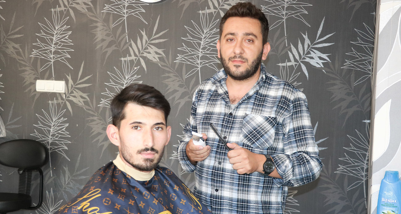 Hem tıraş ediyor, hem de türküleriyle gönüller dokunuyor