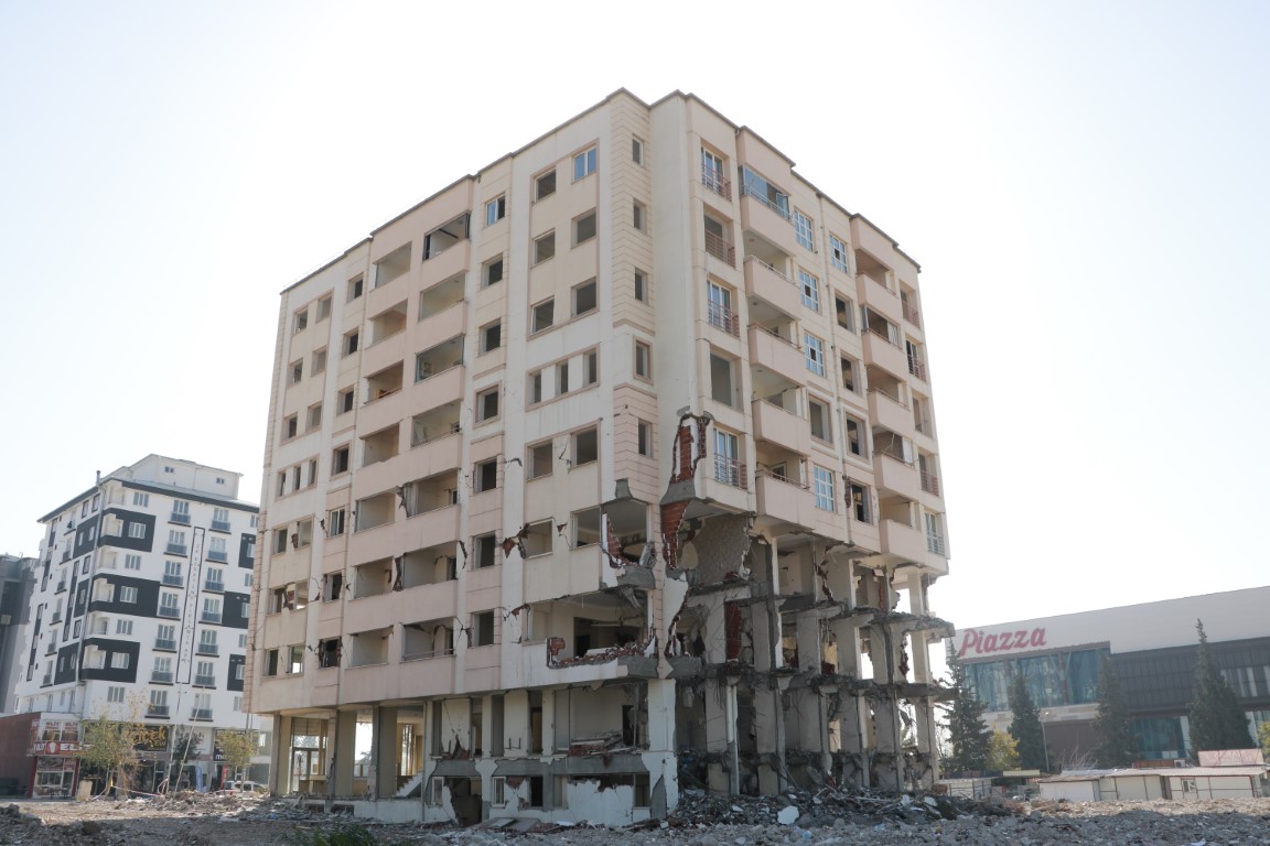 Bina yıkımını üstlenen firmanın ’işi yarım bırakıp kaçtığı’ iddiası