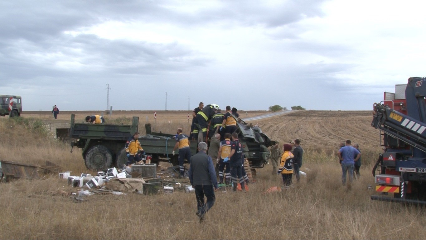 Edirne’de askeri araç devrildi:  2’si ağır 3 asker yaralandı