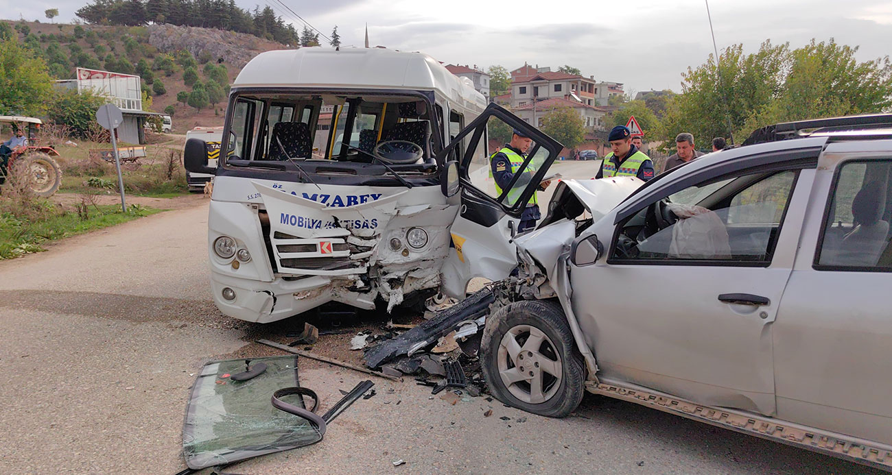 Yolcu dolu minibüs ciple çarpıştı:11 yaralı