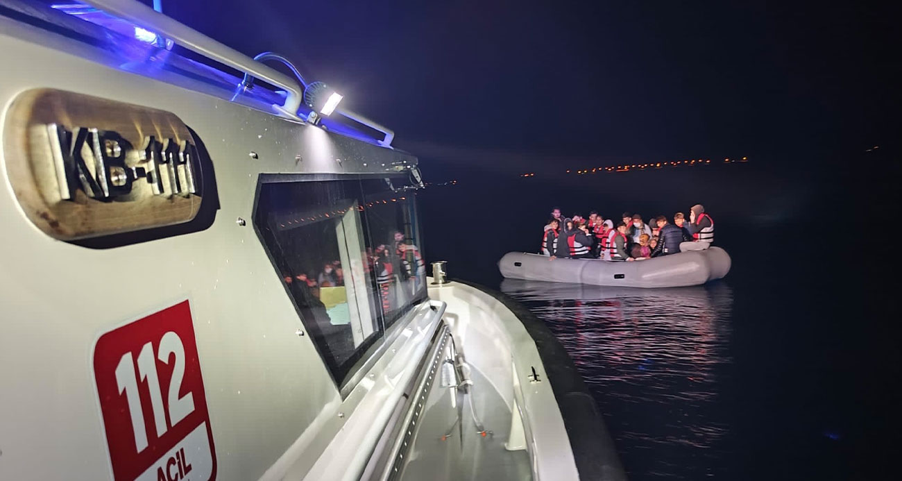 Ayvacık açıklarında lastik botları arızalanan ve sürüklenen 23 kaçak göçmen kurtarıldı