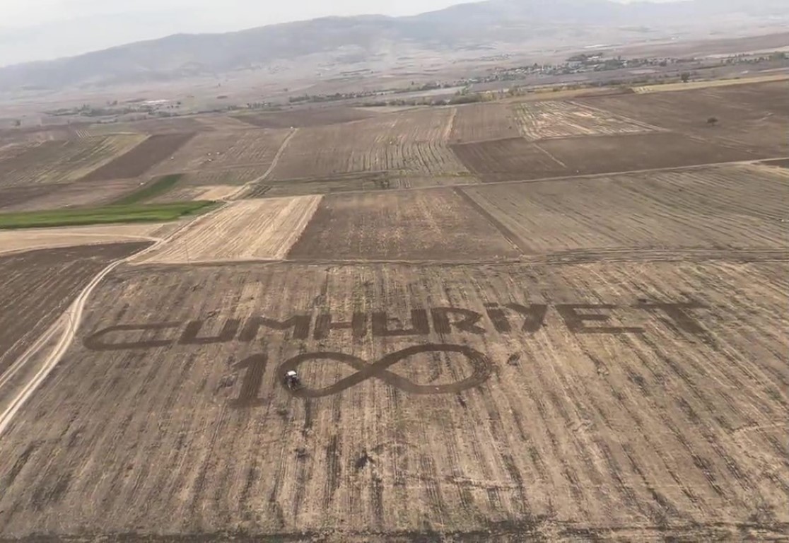 Amasyalı çiftçi tarlasına traktörle ‘Cumhuriyet’ yazdı, Mehmetçik tesadüfen helikopterle görüntüledi