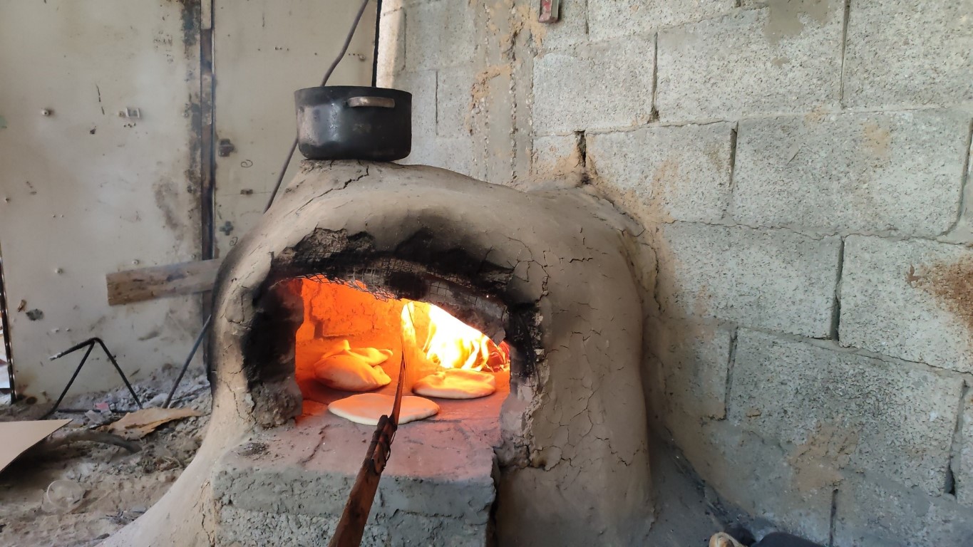 Gazze Şeridi'ndeki ekmek krizini çözmek için kil fırın kullanmaya başlandı