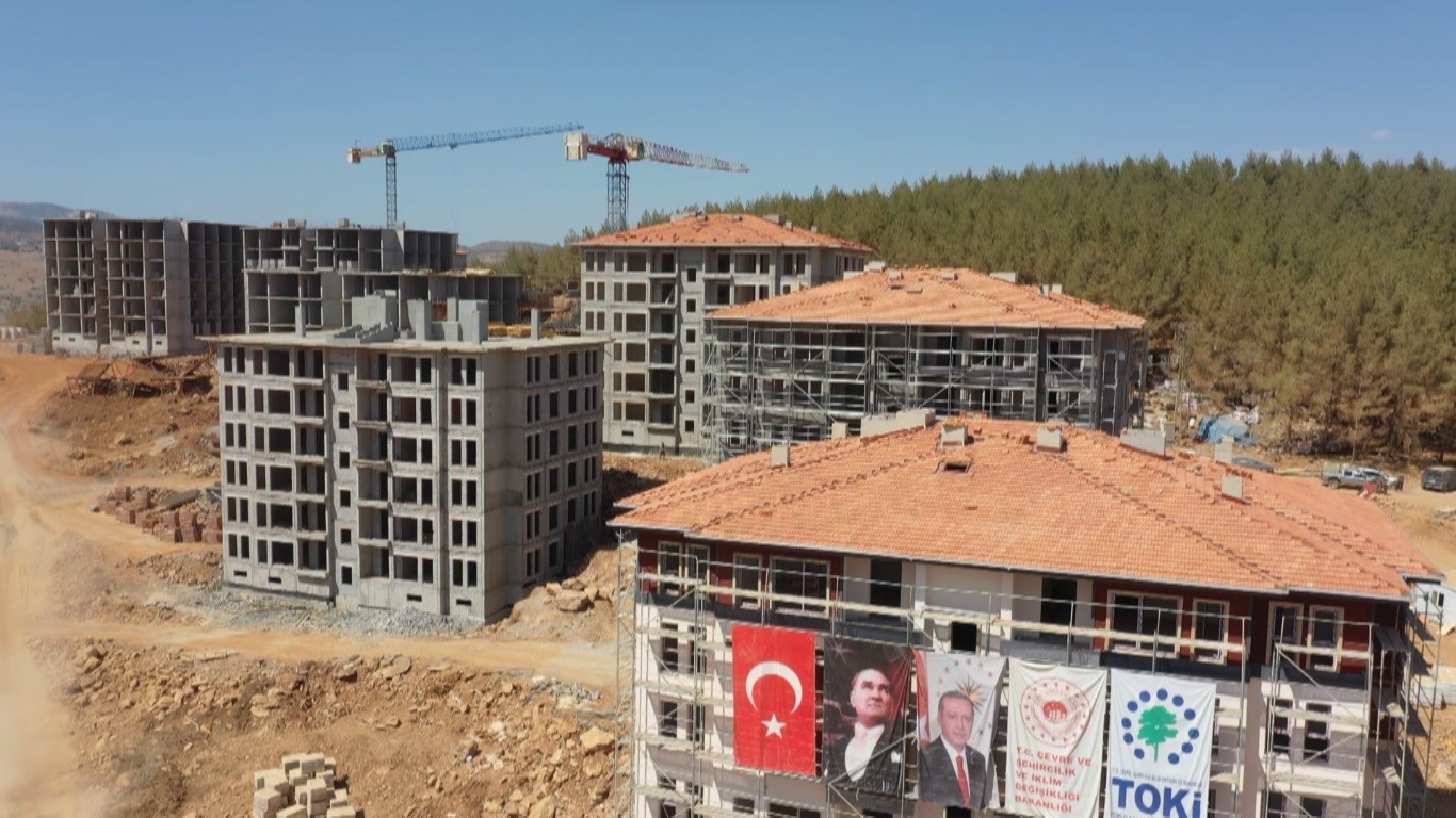 Türkoğlu’nda ilk deprem konutları bir ay sonra teslim edilecek