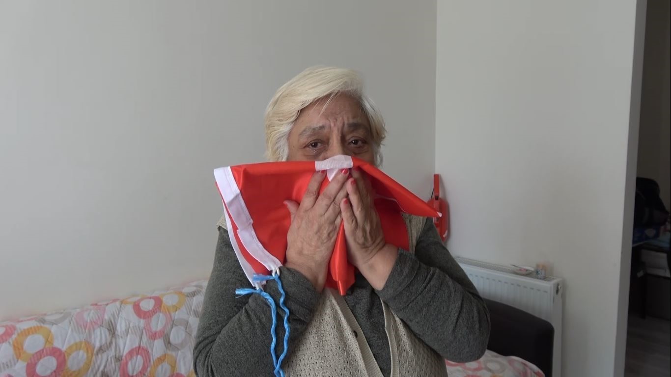 6 Şubat’ta depremi yaşayıp Burdur’a yerleşti, 112’yi arayıp polislerden bayrak istedi
