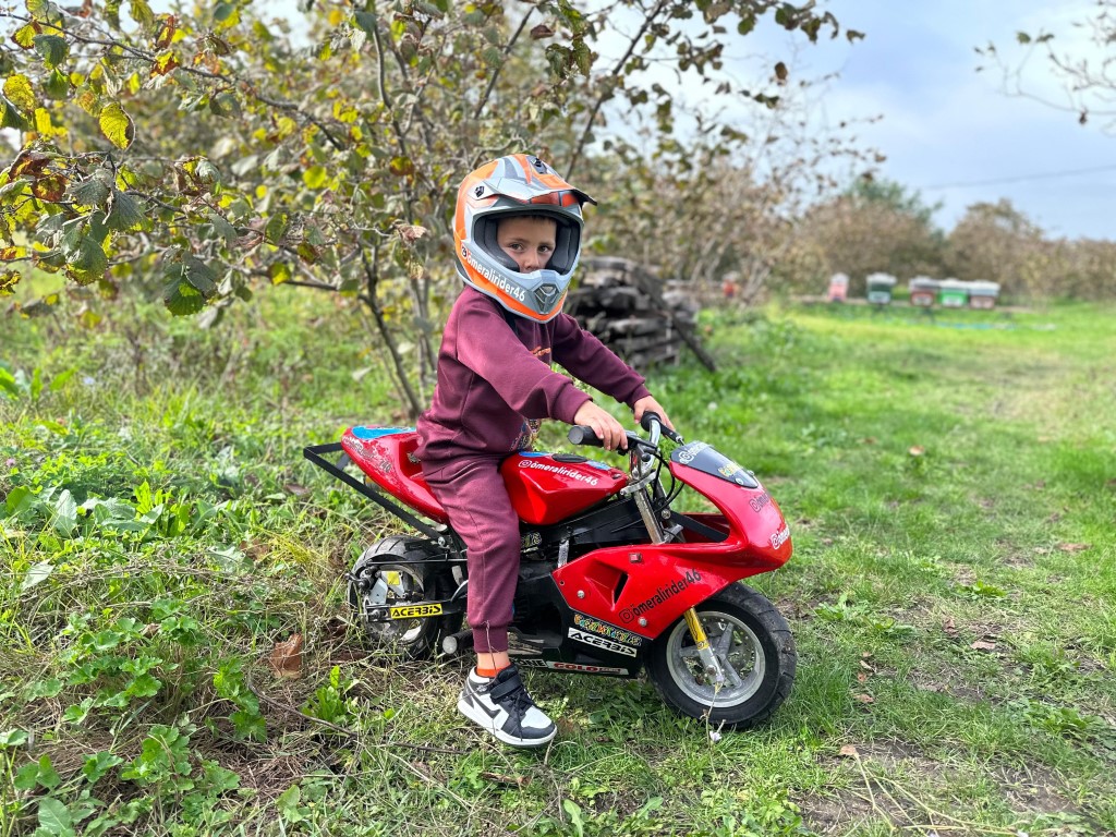 Yaşıtları oyuncakla oynarken, o 5 yaşında motosiklet sürüyor