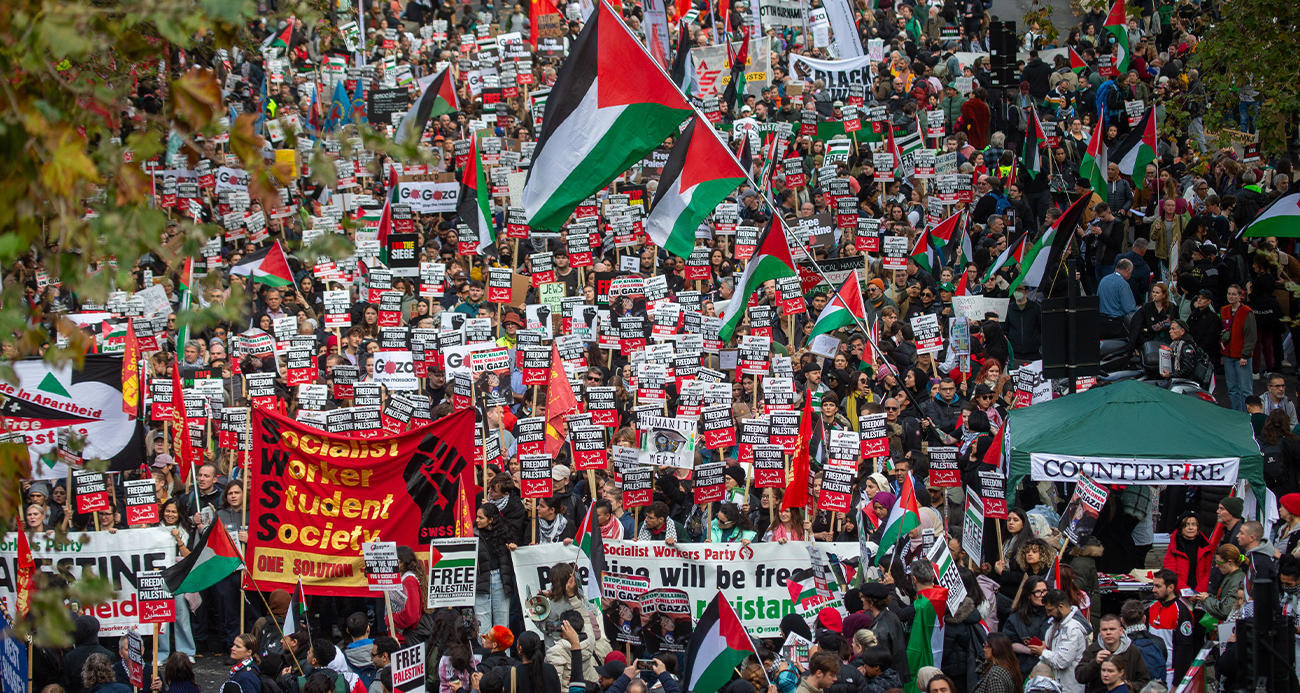 Londra’da binlerce kişi Filistin’e destek için bir kez daha yürüdü