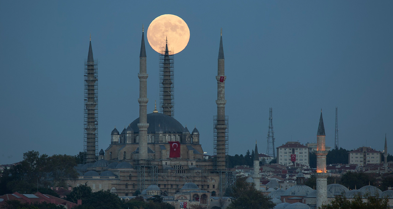 Edirne’de Selimiye Camii ile dolunay manzarası mest etti