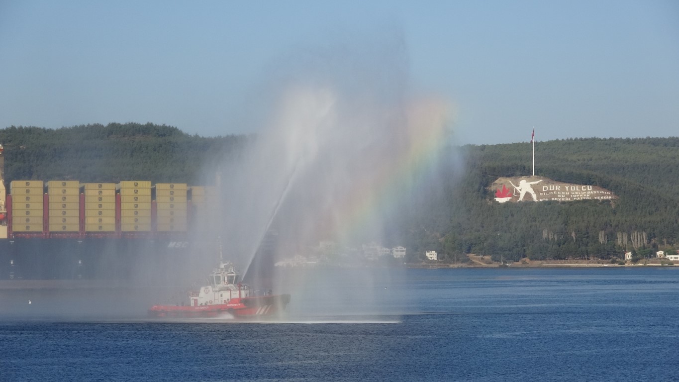 Cumhuriyet’in 100’üncü yılında ‘Türkiye’ ismi verilen dev gemi Çanakkale Boğazı’ndan geçti