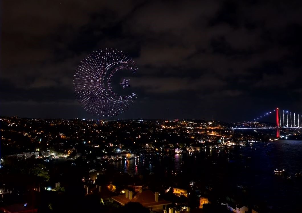 İstanbul Boğazı’nda ışık, havai fişek ve dron gösterisi yapıldı