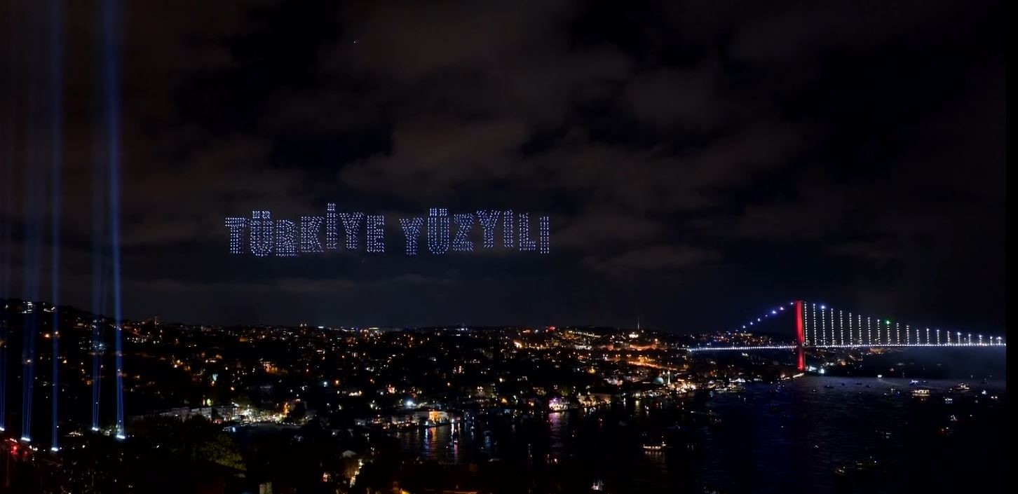 İstanbul Boğazı’nda ışık, havai fişek ve dron gösterisi yapıldı