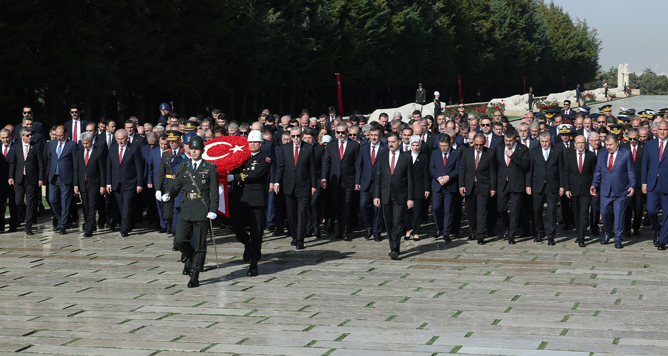 Devlet erkanı Atatürk'ün huzurunda