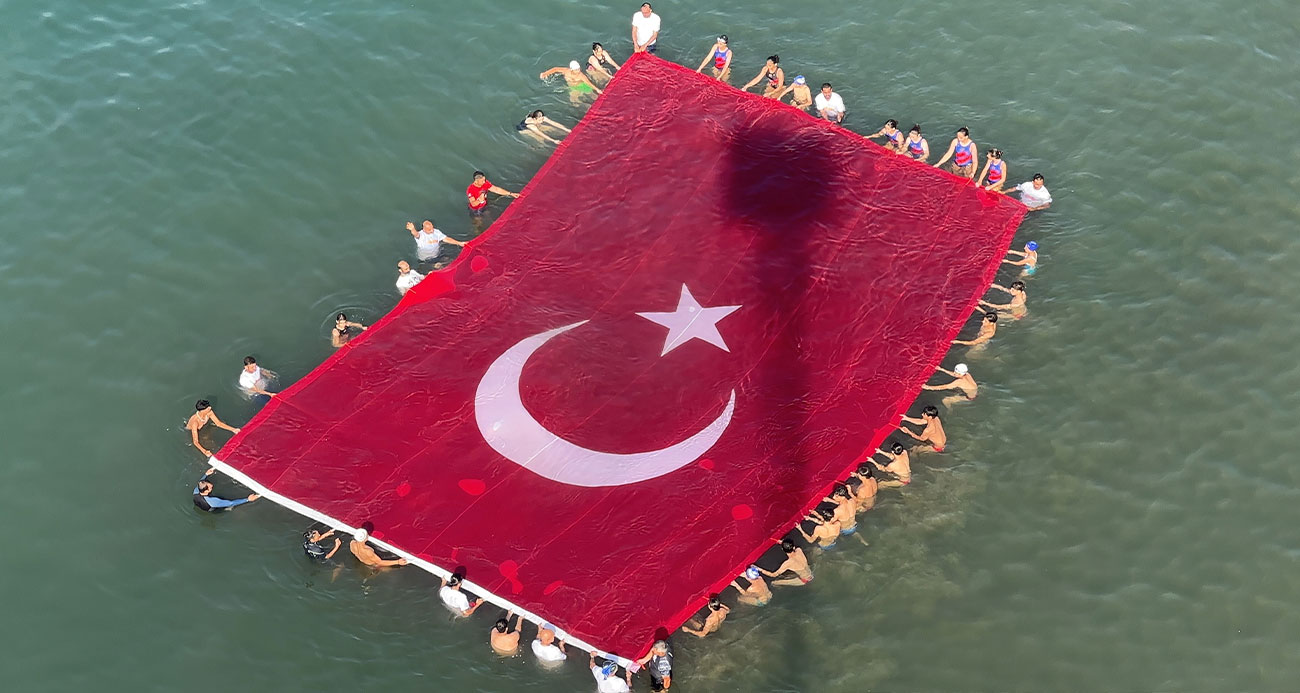 Hatay’da Cumhuriyet’in 100. yılında denizde 123 metre Türk bayrağı açıldı