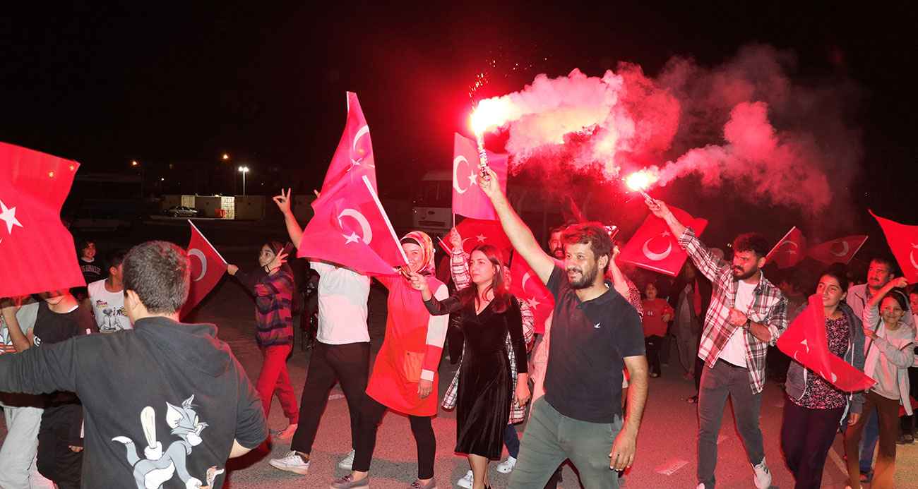 Cumhuriyetin 100. yılı konteyner kentte kortej yürüyüşü ile kutlandı