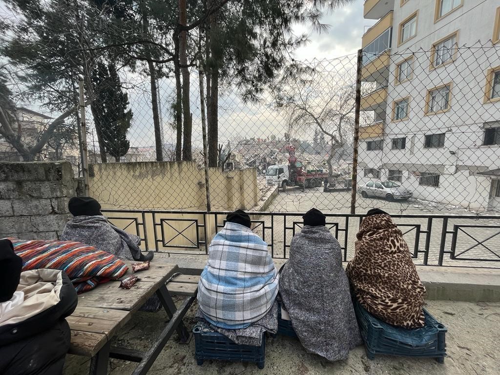 Genç kızın ailesinin cenazesini enkazdan çıkaran ekip mutlu gününde de yalnız bırakmadı