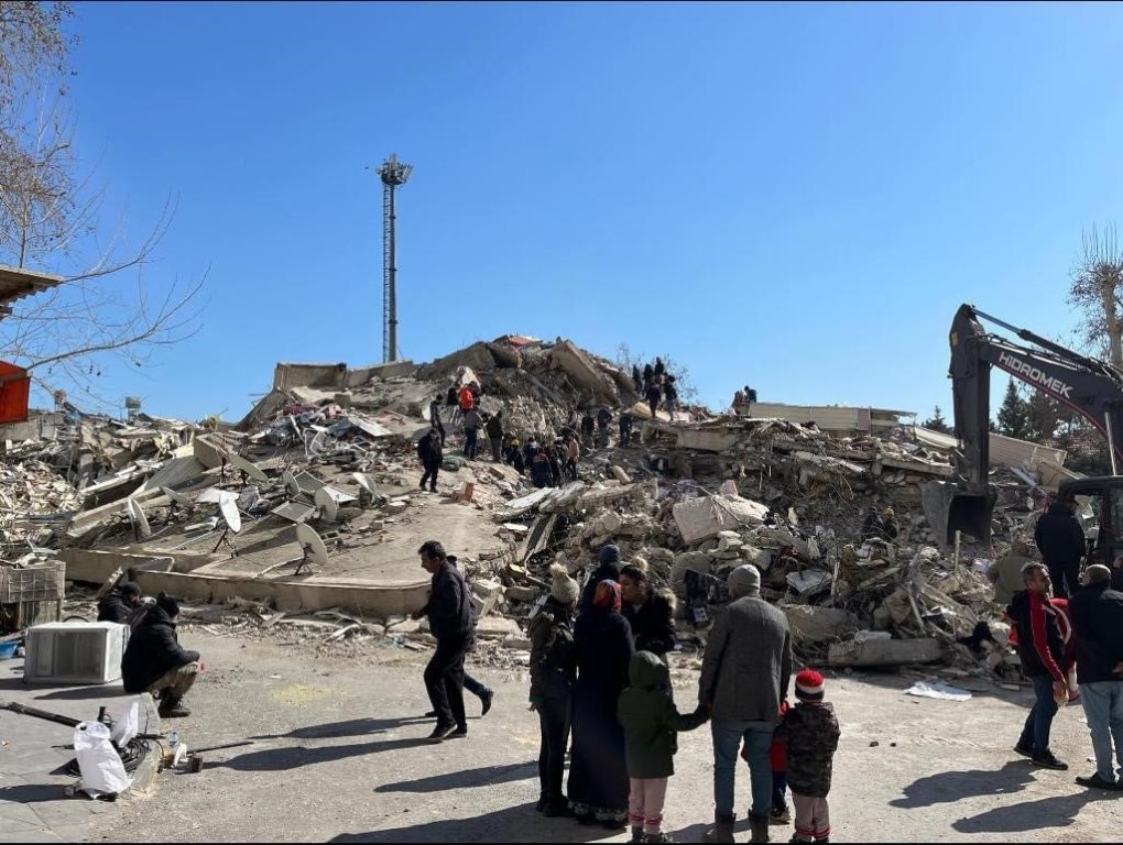 Genç kızın ailesinin cenazesini enkazdan çıkaran ekip mutlu gününde de yalnız bırakmadı