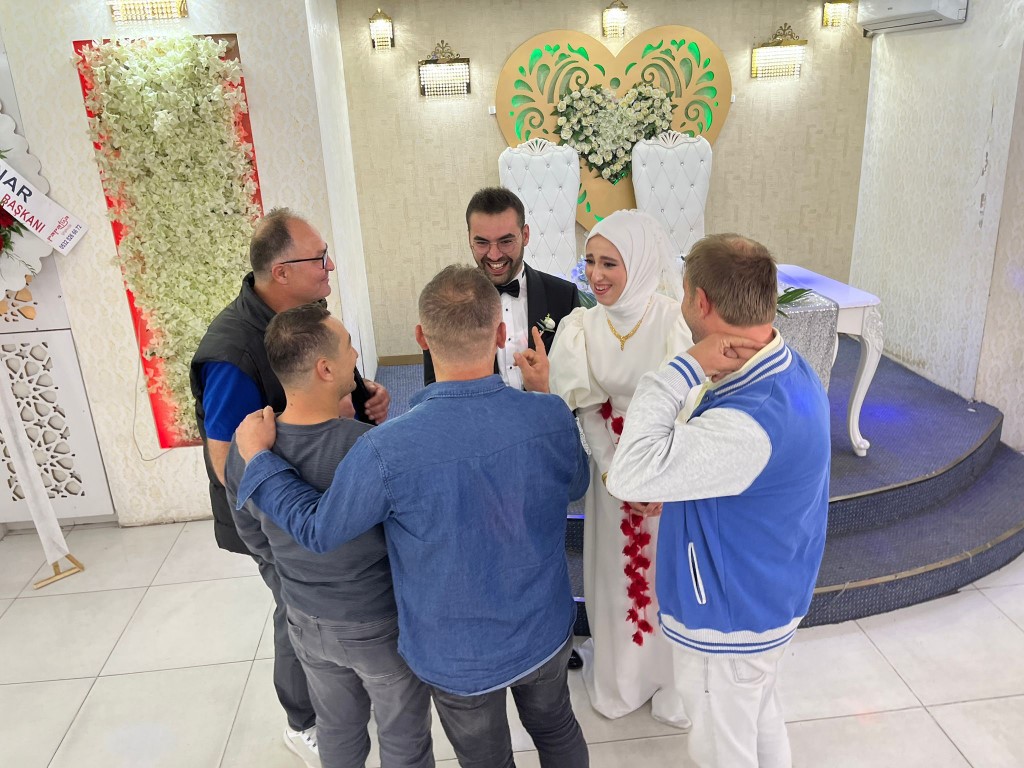 Genç kızın ailesinin cenazesini enkazdan çıkaran ekip mutlu gününde de yalnız bırakmadı