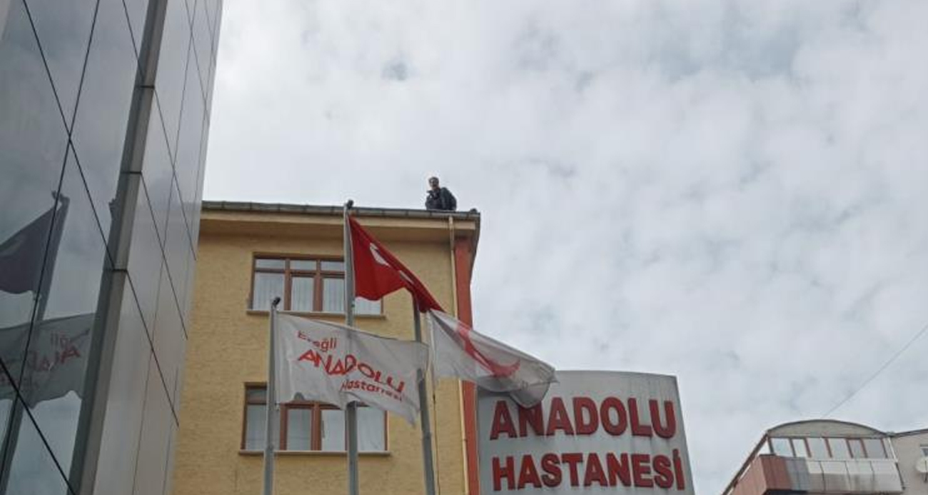 Ailesiyle sorun yaşayınca beş katlı binanın çatısına çıktı