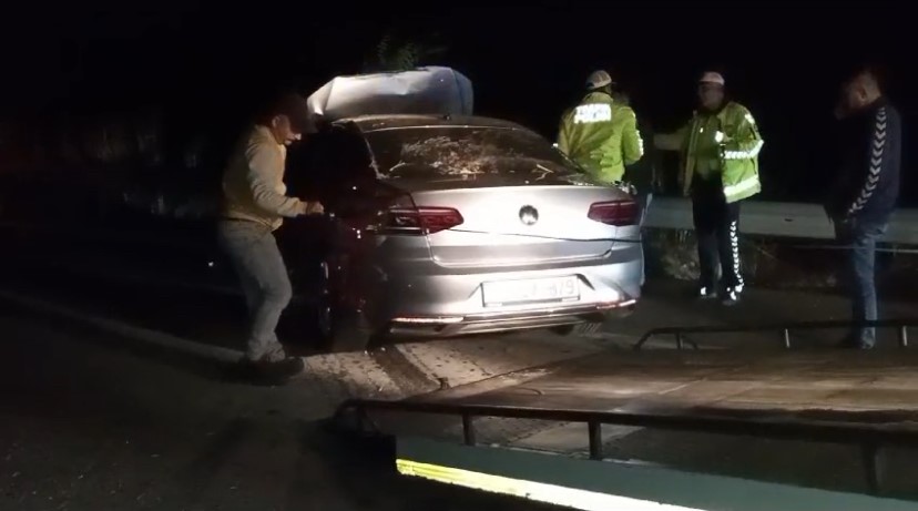 Bariyerlere çarpan otomobil hurdaya döndü: 1 yaralı