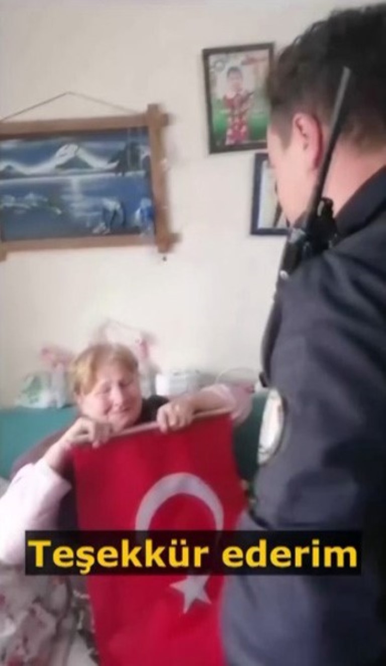 Erzincanlı kadının bayrak aşkı