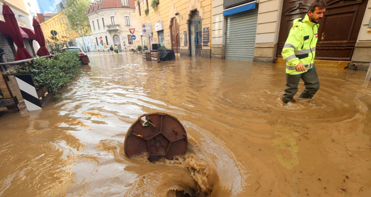 Milano&#039;da sokaklar göle döndü, metro istasyonu sular altında kaldı