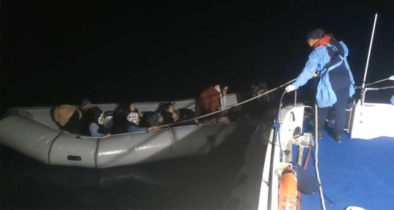 Yunan unsurlarınca ölüme terk edilen 77 kaçak göçmen kurtarıldı, yurt dışına kaçmaya çalışan 1 kişi yakalandı