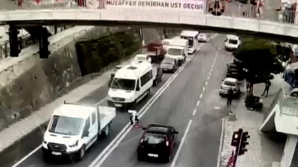 Türk Polisinin Türk Bayrağı hassasiyeti yürekleri ısıttı