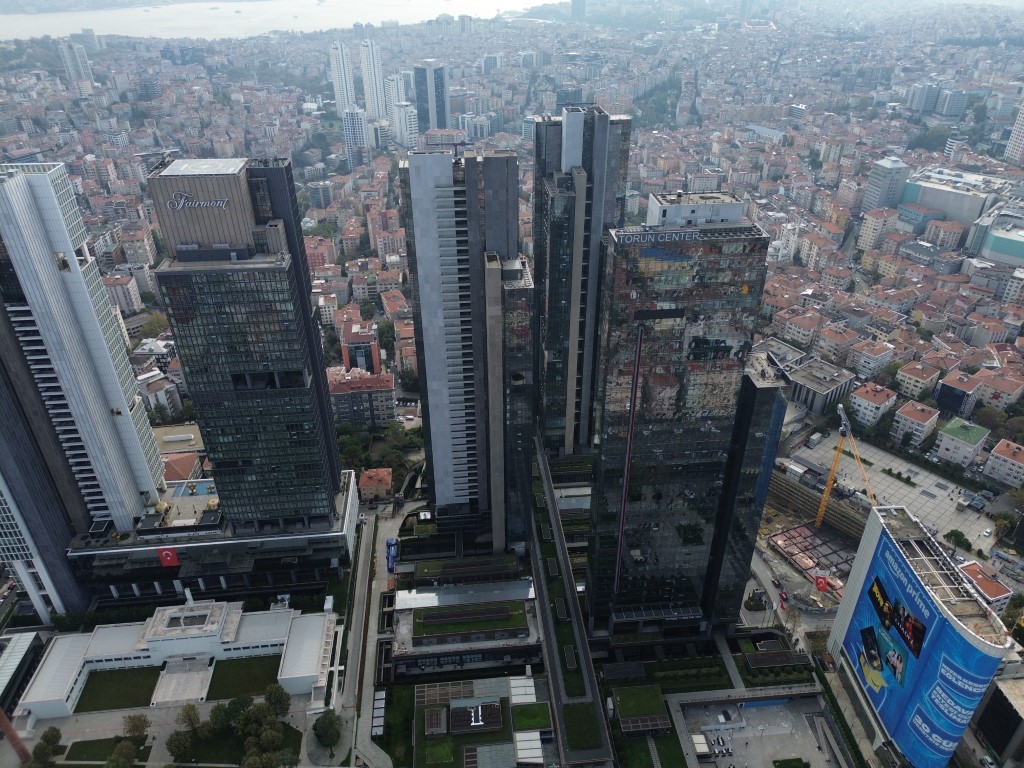 Torun Center’ın 20’inci katında çıkan alevler paniğe yol açtı