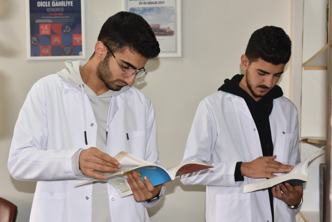 Tıp öğrencileri, kazandıkları fakültenin hastanesinde hem okuyor hem çalışıyor