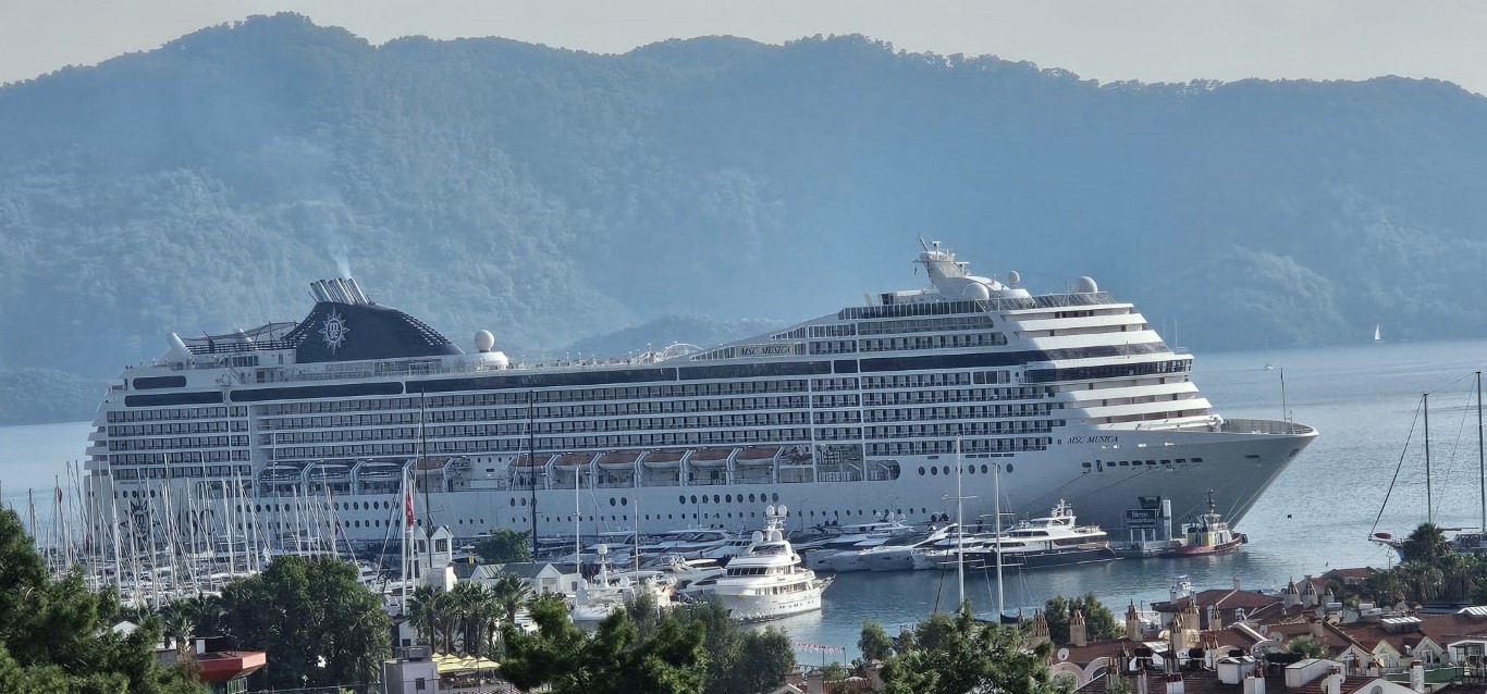 Dev yolcu gemisi bin 497 yolcusu ile Marmaris’e geldi