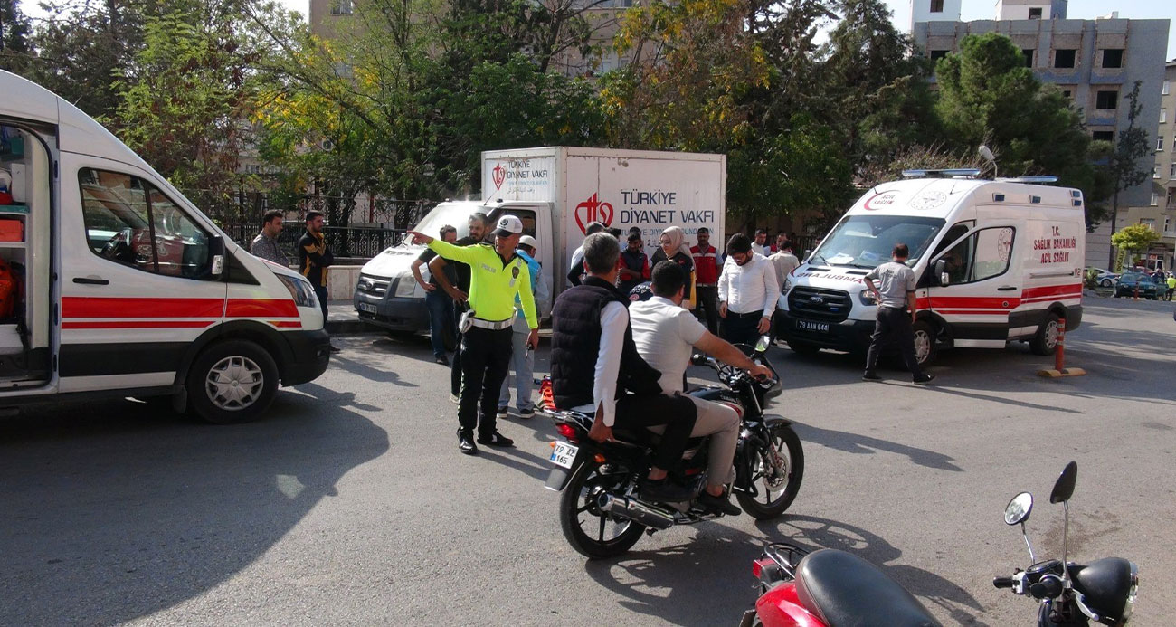 Kilis’te kamyonet ile motosiklet çarpıştı: 3 yaralı