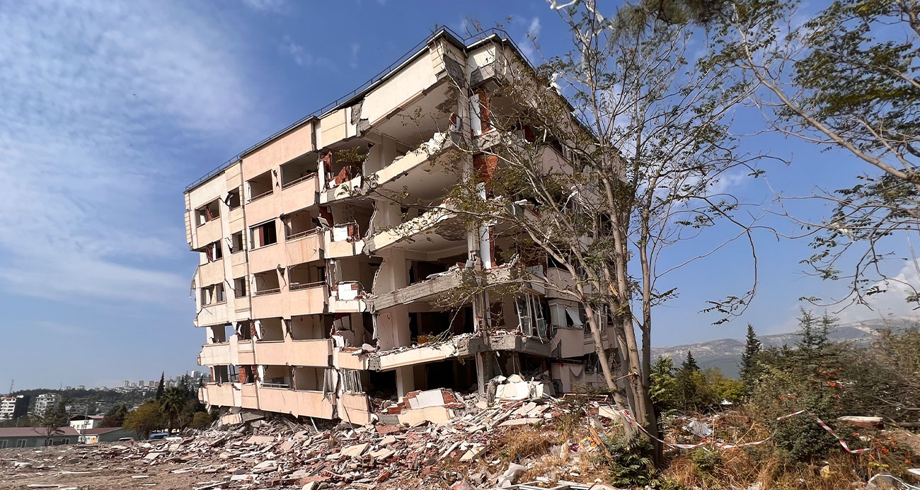 ’Ağır hasarlı’ bina uzun uğraşlara rağmen tam olarak yıkılmadı