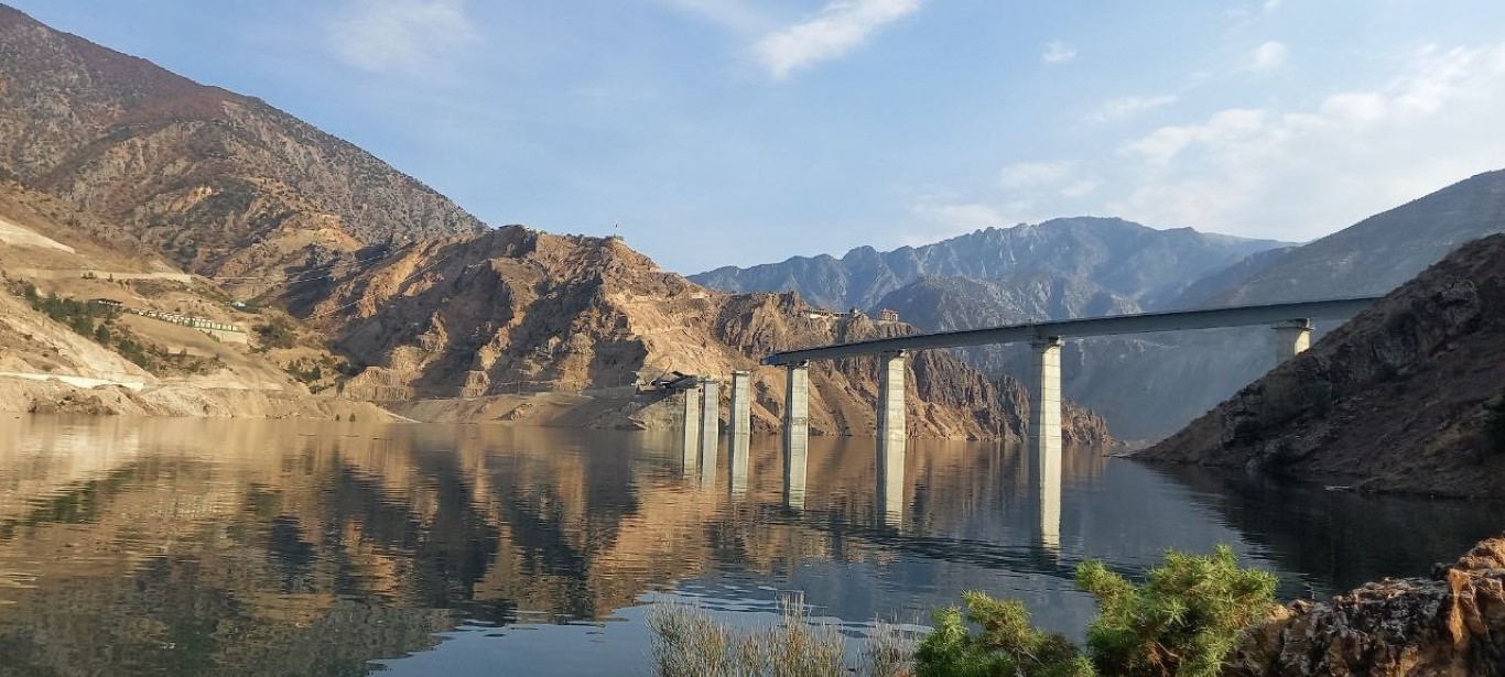 Sular altında kalan ilçede baraj gölünde oltayla balık tutulmaya başlandı