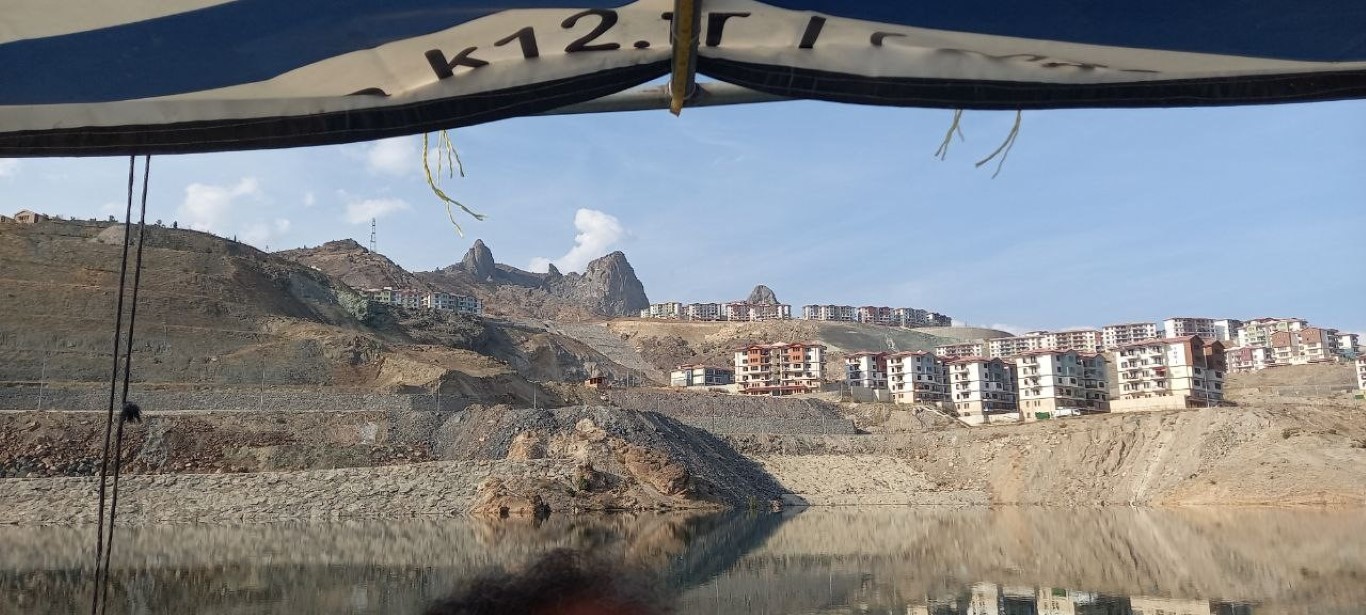 Sular altında kalan ilçede baraj gölünde oltayla balık tutulmaya başlandı