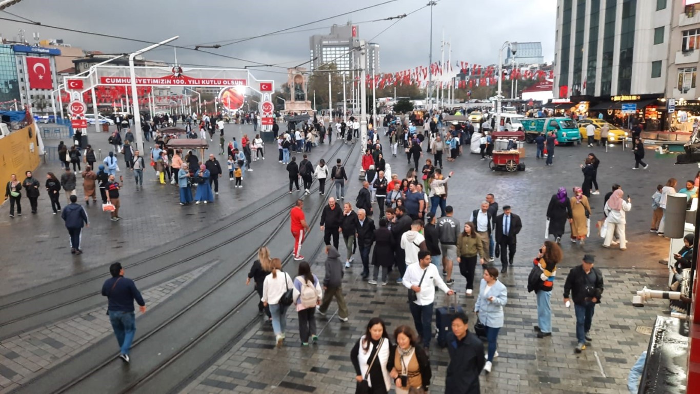 Taksim’de sağanak yağış vatandaşlara zor anlar yaşattı