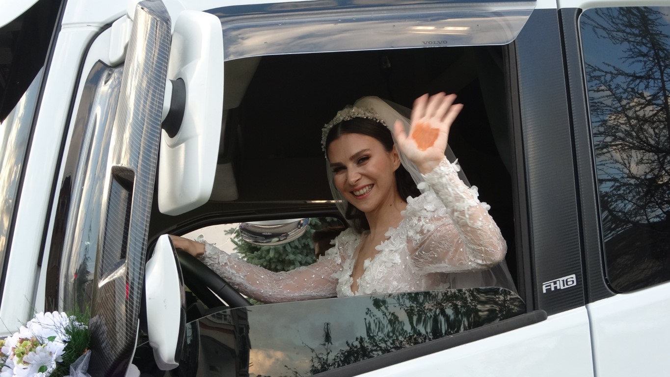 Tır sürücüsü çiftin efsane düğünü: Gelini direksiyonda görenler şaşkına döndü