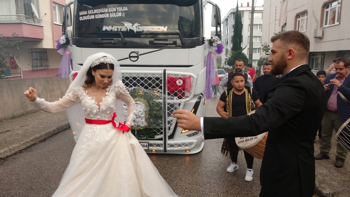 Tır sürücüsü çiftin efsane düğünü: Gelini direksiyonda görenler şaşkına döndü