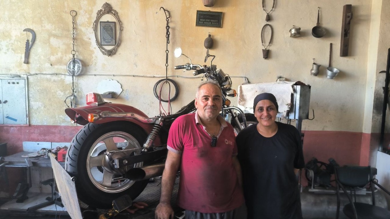 Eşine yardım için gitti, motosiklet tamircisi oldu