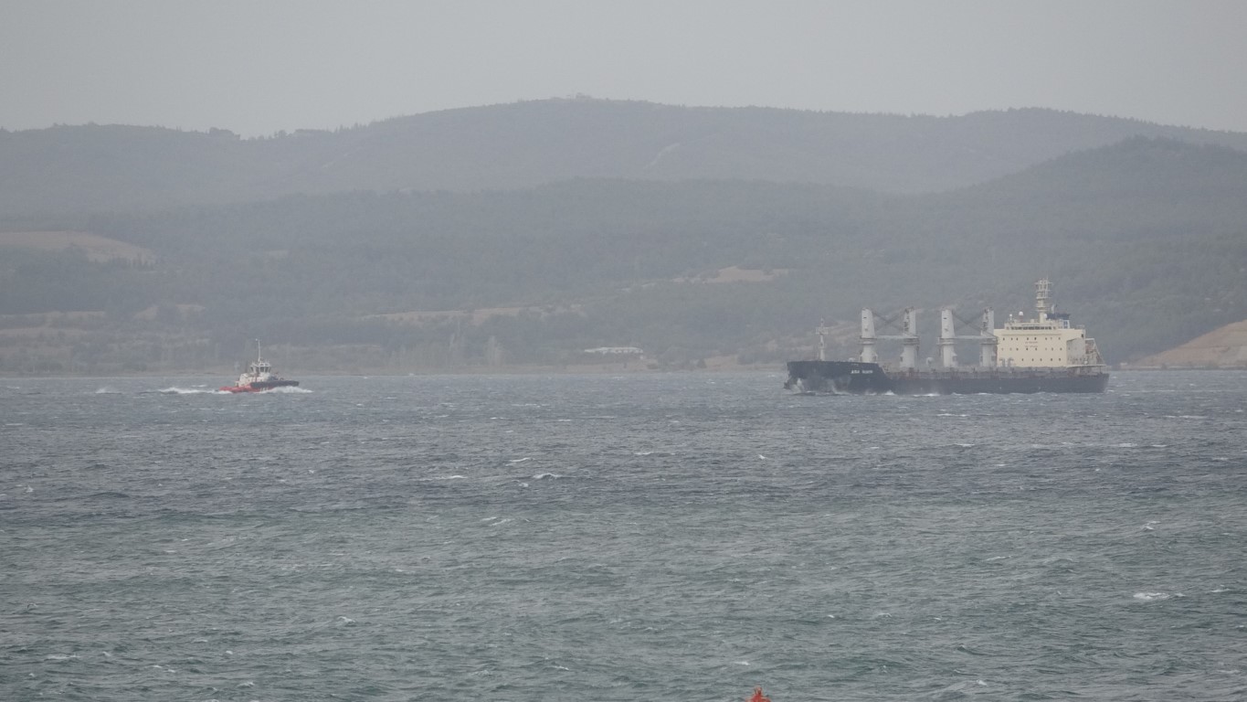 Çanakkale Boğazı yoğun fırtına nedeniyle çift yönlü kapandı